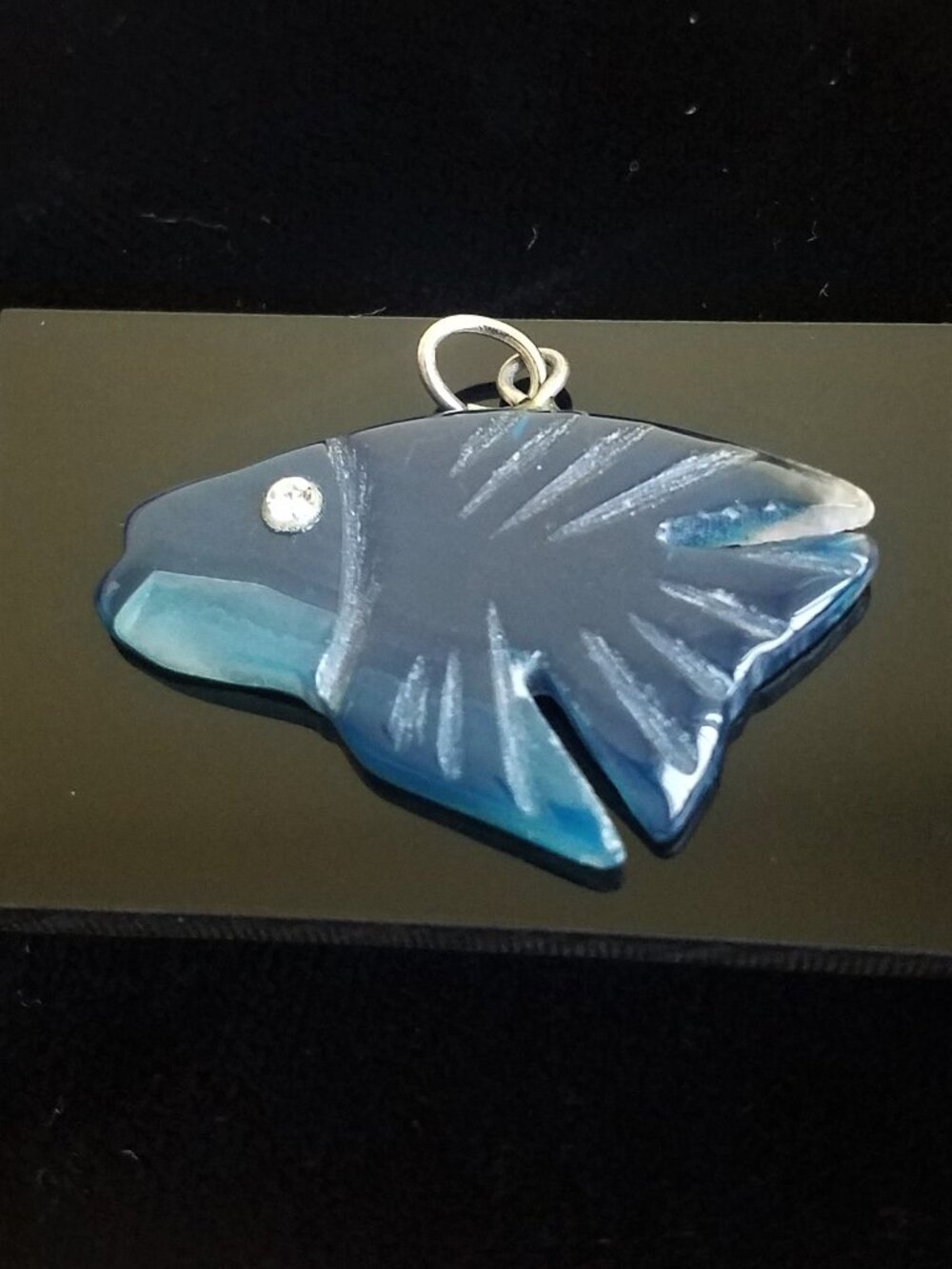 BLUE FISH Crystal Banded Agate Pendant 28 x 34 mm marine fishing vintage new